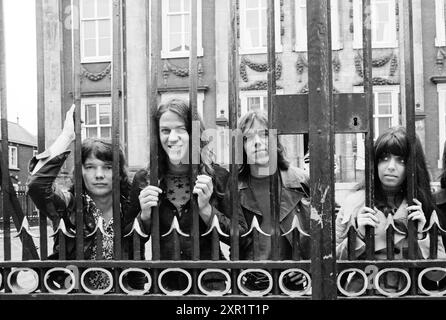 Il gruppo pop Shocking Blue si erge fuori dietro una recinzione, 24-04-1971, Whizgle Dutch News: Immagini storiche su misura per il futuro. Esplora il passato dei Paesi Bassi con prospettive moderne attraverso le immagini delle agenzie olandesi. Colmare gli eventi di ieri con gli approfondimenti di domani. Intraprendi un viaggio senza tempo con storie che plasmano il nostro futuro. Foto Stock