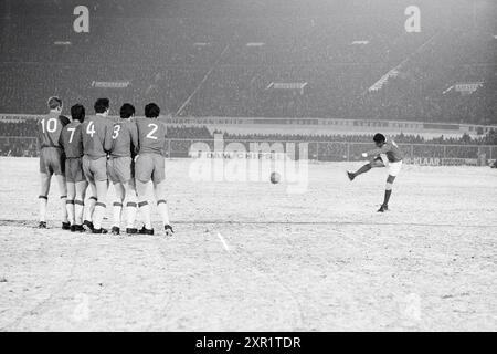 AJAX - Benfica, Football Ajax, 12-02-1969, Whizgle Dutch News: Immagini storiche su misura per il futuro. Esplora il passato dei Paesi Bassi con prospettive moderne attraverso le immagini delle agenzie olandesi. Colmare gli eventi di ieri con gli approfondimenti di domani. Intraprendi un viaggio senza tempo con storie che plasmano il nostro futuro. Foto Stock
