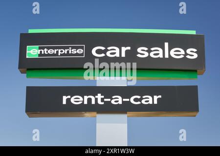 WOODBURY, Minnesota, Stati Uniti - 14 APRILE 2024: Centro di vendita e noleggio auto Enterprise Car. Foto Stock