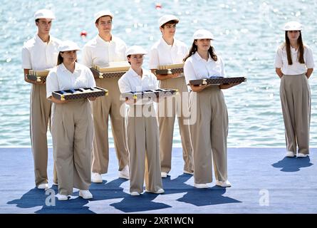 Parigi, Francia. 8 agosto 2024. Giochi olimpici di Parigi 2024. Canoa Sprint. Stadio Olimpico Nautico. Parigi. La festa di presentazione della medaglia nel concorso Canoe Sprint durante le Olimpiadi di Parigi 2024 allo Stadio Nautico Olimpico, Francia. Crediti: Sport in foto/Alamy Live News Foto Stock