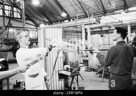Visita soffiaggio vetro, vetro colorato, vetro soffiato, vetro in generale, 14-06-1967, Whizgle Dutch News: immagini storiche su misura per il futuro. Esplora il passato dei Paesi Bassi con prospettive moderne attraverso le immagini delle agenzie olandesi. Colmare gli eventi di ieri con gli approfondimenti di domani. Intraprendi un viaggio senza tempo con storie che plasmano il nostro futuro. Foto Stock