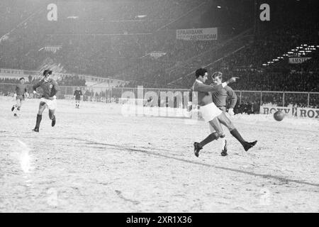 AJAX - Benfica, Football Ajax, 12-02-1969, Whizgle Dutch News: Immagini storiche su misura per il futuro. Esplora il passato dei Paesi Bassi con prospettive moderne attraverso le immagini delle agenzie olandesi. Colmare gli eventi di ieri con gli approfondimenti di domani. Intraprendi un viaggio senza tempo con storie che plasmano il nostro futuro. Foto Stock