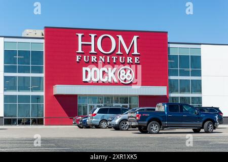 WOODBURY, Minnesota, Stati Uniti - 14 APRILE 2024: Hom Furniture Dock 86 negozio di mobili e logo del marchio. Foto Stock