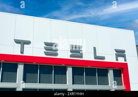 WOODBURY, Minnesota, Stati Uniti - 14 APRILE 2024: Logo esterno e marchio Tesla. Foto Stock