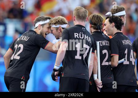 Colombes, Francia. 8 agosto 2024. Olympia, Parigi 2024, hockey, uomini, finale, paesi Bassi - Germania, Thies Prinz tedesco (2° da sinistra) celebra il suo gol in 1:1 con il tedesco Marco Miltkau (l). Crediti: Rolf Vennenbernd/dpa/Alamy Live News Foto Stock