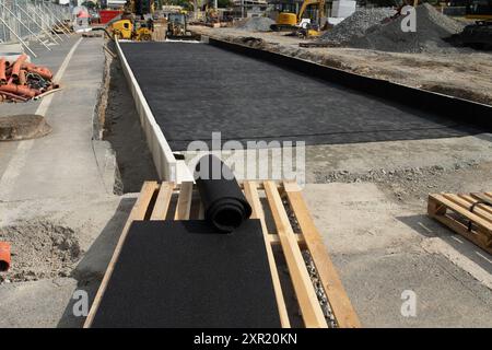 Cuscinetto pneumatico in un cantiere di binari del tram in una strada europea. Realizzati con gomma riciclata di vecchi pneumatici. Foto Stock