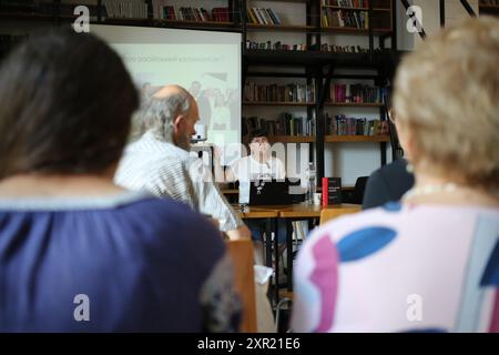 Odessa, Ucraina. 8 agosto 2024. Il pubblico ascolta la lezione su "come identificare le narrazioni imperiali nei media russi" presso la Biblioteca universale regionale di Odessa. La lezione "come identificare le narrazioni imperiali nei media russi" è stata tenuta presso la Biblioteca universale regionale di Odessa dal nome di Grushevsky. Docente - Natalia Steblina ha visto dare lezioni al pubblico, hanno imparato a sezionare i miti russi moderni nel contesto della continua aggressione militare della Federazione Russa. (Foto di Viacheslav Onyshchenko/SOPA Images/Sipa USA) credito: SIPA USA/Alamy Live News Foto Stock