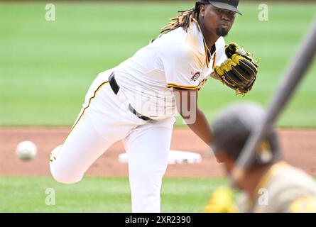 Pittsburgh, Stati Uniti. 8 agosto 2024. Il lanciatore dei Pittsburgh Pirates Luis L. Ortiz (48) inizia contro i San Diego Padres al PNC Park giovedì 8 agosto 2024 a Pittsburgh. Foto di Archie Carpenter/UPI credito: UPI/Alamy Live News Foto Stock