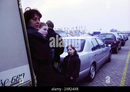 Fila di auto in attesa del traghetto al terminal Felison a causa di... Blocco dei pescatori attivisti, IJmuiden, Paesi Bassi, 28-02-2001, Whizgle Dutch News: Immagini storiche su misura per il futuro. Esplora il passato dei Paesi Bassi con prospettive moderne attraverso le immagini delle agenzie olandesi. Colmare gli eventi di ieri con gli approfondimenti di domani. Intraprendi un viaggio senza tempo con storie che plasmano il nostro futuro. Foto Stock