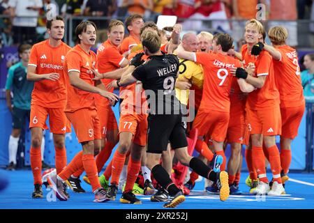 Colombes, Francia. 8 agosto 2024. Olympia, Parigi 2024, hockey, uomini, finale, paesi Bassi - Germania, Niklas Wellen (l) della Germania discute con Duco Telgenkamp (2° da sinistra) dei Paesi Bassi dopo i rigori. I Paesi Bassi hanno vinto. Crediti: Rolf Vennenbernd/dpa/Alamy Live News Foto Stock