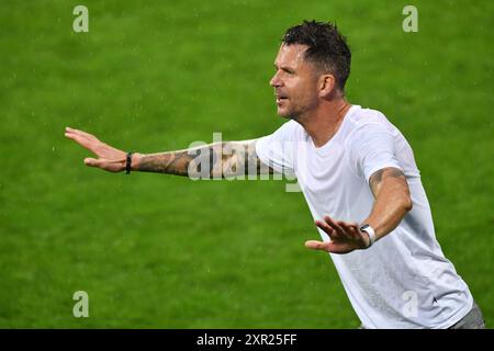 Mlada Boleslav, Repubblica Ceca. 8 agosto 2024. Allenatore del Mlada Boleslav DAVID HOLOUBEK durante il terzo turno di qualificazione UEFA Conference League, partita di 1a tappa l'8 agosto 2024 a Mlada Boleslav in Repubblica Ceca. (Credit Image: © Slavek Ruta/ZUMA Press Wire) SOLO PER USO EDITORIALE! Non per USO commerciale! Foto Stock