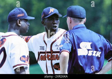 Baseball, Paesi Bassi - Cuba, 29-06-2001, Whizgle Dutch News: Immagini storiche su misura per il futuro. Esplora il passato dei Paesi Bassi con prospettive moderne attraverso le immagini delle agenzie olandesi. Colmare gli eventi di ieri con gli approfondimenti di domani. Intraprendi un viaggio senza tempo con storie che plasmano il nostro futuro. Foto Stock