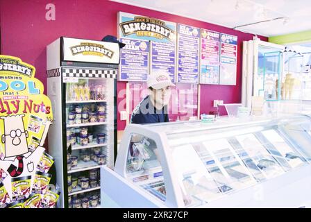 Ben and Jerry's gelateria, Zandvoort, Zandvoort, 19-07-1999, Whizgle Dutch News: Immagini storiche su misura per il futuro. Esplora il passato dei Paesi Bassi con prospettive moderne attraverso le immagini delle agenzie olandesi. Colmare gli eventi di ieri con gli approfondimenti di domani. Intraprendi un viaggio senza tempo con storie che plasmano il nostro futuro. Foto Stock