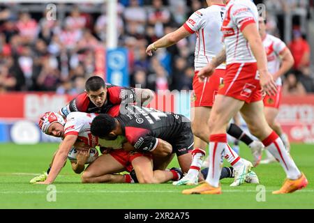 St Helens, Regno Unito. 8 agosto 2024. Harry Robertson di St. Helens viene affrontato durante la partita del 21° turno di Betfred Super League St Helens vs Salford Red Devils al Totally Wicked Stadium, St Helens, Regno Unito, 8 agosto 2024 (foto di Cody Froggatt/News Images) a St Helens, Regno Unito, 8/8/2024. (Foto di Cody Froggatt/News Images/Sipa USA) credito: SIPA USA/Alamy Live News Foto Stock