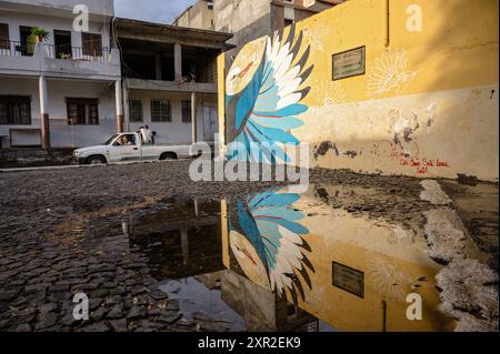Riflessione e arte urbana a Tarrafal, isola di Santiago, Capo Verde Foto Stock