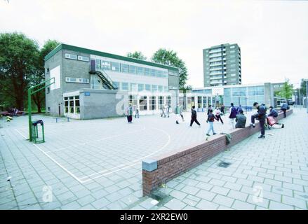 Esterno Delftwijk School, Haarlem, Paesi Bassi, 24-10-2000, Whizgle Dutch News: Immagini storiche su misura per il futuro. Esplora il passato dei Paesi Bassi con prospettive moderne attraverso le immagini delle agenzie olandesi. Colmare gli eventi di ieri con gli approfondimenti di domani. Intraprendi un viaggio senza tempo con storie che plasmano il nostro futuro. Foto Stock