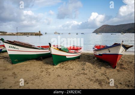 Tre barche da pesca sulla spiaggia, Tarrafal, Santiago, Capo Verde Foto Stock