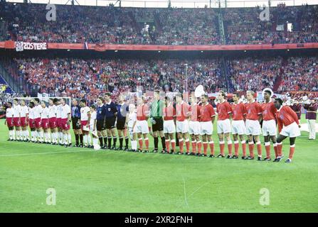 Presentazione della squadra olandese per una partita di qualificazione alla Coppa del mondo di calcio 1998. I Paesi Bassi giocano contro il Belgio a De Kuip. Edwin van der sar, Michael Reiziger, Jaap Stam, capitano Frank de Boer, Arthur Nieman, Clarence Seedorf, Wim Jonk, Ronald de Boer, Philip Cocu, Patrick Kluivert e Dennis Bergkamp rappresenteranno i Paesi Bassi., Rotterdam, 06-09-1997, Whizgle Dutch News: immagini storiche su misura per il futuro. Esplora il passato dei Paesi Bassi con prospettive moderne attraverso le immagini delle agenzie olandesi. Colmare gli eventi di ieri con gli approfondimenti di domani. Imbarcati in un viaggio senza tempo Foto Stock