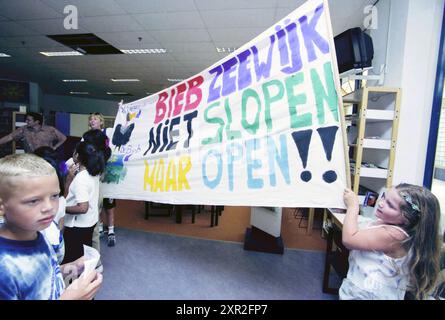 Protesta chiusura biblioteca, IJmuiden, IJmuiden, Paesi Bassi, 05-09-1999, Whizgle Dutch News: immagini storiche su misura per il futuro. Esplora il passato dei Paesi Bassi con prospettive moderne attraverso le immagini delle agenzie olandesi. Colmare gli eventi di ieri con gli approfondimenti di domani. Intraprendi un viaggio senza tempo con storie che plasmano il nostro futuro. Foto Stock