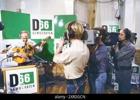 Serata dei risultati elettorali del consiglio provinciale a Provinciehuis (performance di Paul Marselje), Haarlem, Dreef, Paesi Bassi, 08-03-1995, Whizgle Dutch News: immagini storiche su misura per il futuro. Esplora il passato dei Paesi Bassi con prospettive moderne attraverso le immagini delle agenzie olandesi. Colmare gli eventi di ieri con gli approfondimenti di domani. Intraprendi un viaggio senza tempo con storie che plasmano il nostro futuro. Foto Stock