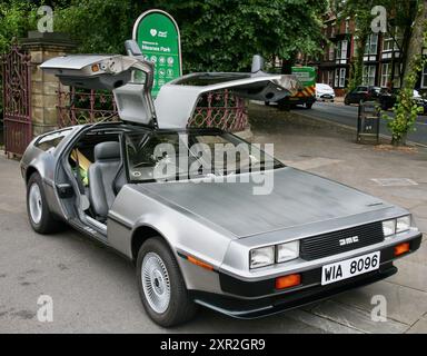 Vista di un'auto DMC DeLorean, all'ingresso di Mesnes Park, a Wigan, Lancashire, Regno Unito, Europa il giovedì, 8 agosto 2024. Foto Stock