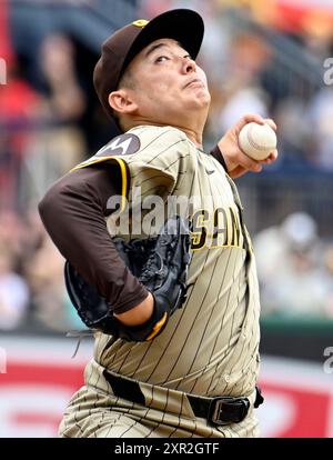 Pittsburgh, Stati Uniti. 8 agosto 2024. Il lanciatore dei San Diego Padres Yuki Matsui (1) conclude il sesto inning contro i Pittsburgh Pirates al PNC Park giovedì 8 agosto 2024 a Pittsburgh. Foto di Archie Carpenter/UPI credito: UPI/Alamy Live News Foto Stock