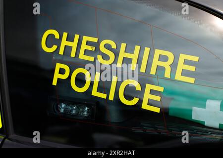 Decalcomanie della polizia del Cheshire su un'auto della polizia al Cops & Cars Show al Motorist di Leeds, Yorkshire, Regno Unito Foto Stock