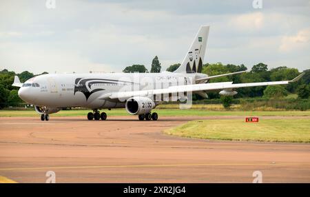 Royal Saudi Air Force, Airbus A330 MRTT all'arrivo al Royal International Air Tattoo 2024 Foto Stock