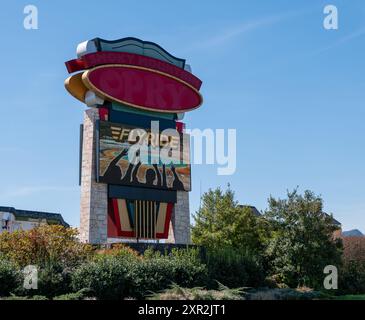 PIGEON FORGE, TN - 12 marzo 2024: Cartello Flyride sul ciglio della strada in Tennessee in una giornata di sole con cielo blu. Foto Stock