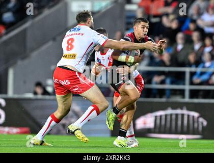 St Helens, Regno Unito. 8 agosto 2024. Jayden Nikorima dei Salford Red Devils viene affrontato durante la partita Betfred Super League Round 21 St Helens vs Salford Red Devils al Totally Wicked Stadium, St Helens, Regno Unito, 8 agosto 2024 (foto di Cody Froggatt/News Images) a St Helens, Regno Unito, 8/8/2024. (Foto di Cody Froggatt/News Images/Sipa USA) credito: SIPA USA/Alamy Live News Foto Stock