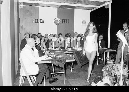 Miss Coast Elections con Albert mol e Lou van Rees in giuria, 06-08-1967, Whizgle Dutch News: Immagini storiche su misura per il futuro. Esplora il passato dei Paesi Bassi con prospettive moderne attraverso le immagini delle agenzie olandesi. Colmare gli eventi di ieri con gli approfondimenti di domani. Intraprendi un viaggio senza tempo con storie che plasmano il nostro futuro. Foto Stock