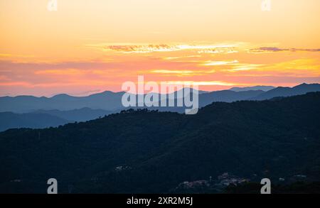 Bellissimo cielo crepuscolo sopra l'ondulato paesaggio appenninico nel nord della Toscana, Italia. Foto Stock