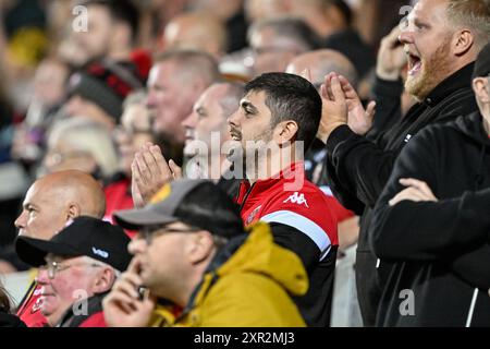 St Helens, Regno Unito. 8 agosto 2024. Tifosi dei Salford Red Devils in piena voce durante il Betfred Super League Round 21 Match St Helens vs Salford Red Devils al Totally Wicked Stadium, St Helens, Regno Unito, 8 agosto 2024 (foto di Cody Froggatt/News Images) a St Helens, Regno Unito, 8/8/2024. (Foto di Cody Froggatt/News Images/Sipa USA) credito: SIPA USA/Alamy Live News Foto Stock