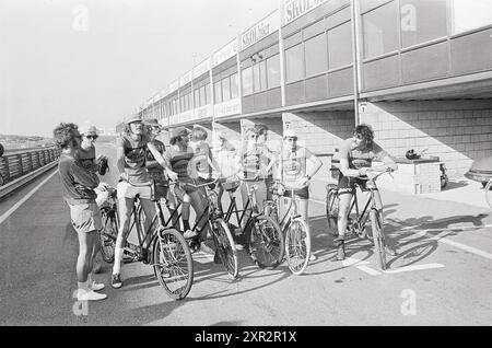 Gare ciclistiche Damiate press, Haarlems Dagblad ecc. e IJmuider Courant e Koeri, Cycling, 28-07-1975, Whizgle Dutch News: Immagini storiche su misura per il futuro. Esplora il passato dei Paesi Bassi con prospettive moderne attraverso le immagini delle agenzie olandesi. Colmare gli eventi di ieri con gli approfondimenti di domani. Intraprendi un viaggio senza tempo con storie che plasmano il nostro futuro. Foto Stock