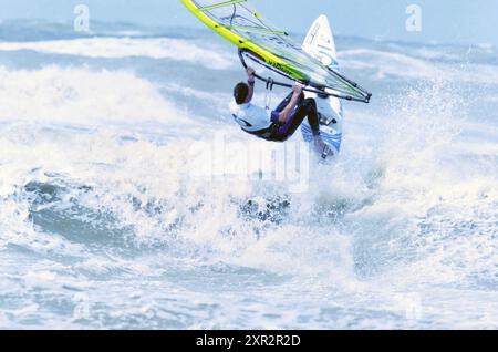 Concorso di surf, Zandvoort, Zandvoort, 26-05-2000, Whizgle Dutch News: Immagini storiche su misura per il futuro. Esplora il passato dei Paesi Bassi con prospettive moderne attraverso le immagini delle agenzie olandesi. Colmare gli eventi di ieri con gli approfondimenti di domani. Intraprendi un viaggio senza tempo con storie che plasmano il nostro futuro. Foto Stock