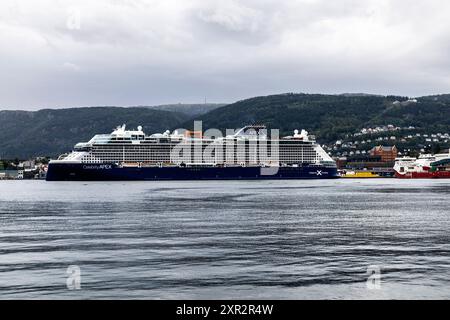 Nave da crociera Celebrity Apex al molo di Jekteviksterminalen, nel porto di Bergen, Norvegia. Montare Floeyen sullo sfondo Foto Stock