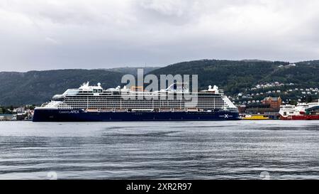 Nave da crociera Celebrity Apex al molo di Jekteviksterminalen, nel porto di Bergen, Norvegia. Montare Floeyen sullo sfondo Foto Stock