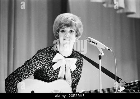 Ria Valk con chitarra Andre Meurs, Cabaret, 13-04-1966, Whizgle Dutch News: Immagini storiche su misura per il futuro. Esplora il passato dei Paesi Bassi con prospettive moderne attraverso le immagini delle agenzie olandesi. Colmare gli eventi di ieri con gli approfondimenti di domani. Intraprendi un viaggio senza tempo con storie che plasmano il nostro futuro. Foto Stock