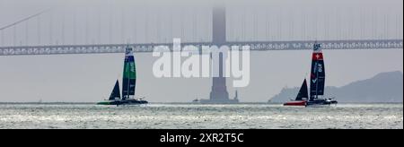 San Francisco Bay, California - 14 luglio 2024: Squadre australiane e svizzere che gareggiano con catamarani da 45 piedi attraverso la baia vicino al Golden Gate Bri Foto Stock