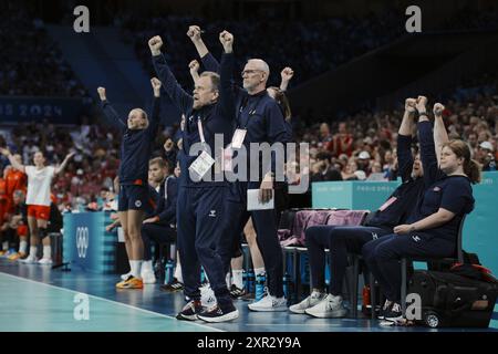 Lille, Francia 20240808. L'allenatore della nazionale Thorir Hergeirsson e il tifo in panchina nella semifinale di pallamano femminile tra Norvegia e Danimarca allo stadio Pierre Mauroy durante le Olimpiadi di Parigi 2024. Foto: Stian Lysberg Solum / NTB Foto Stock