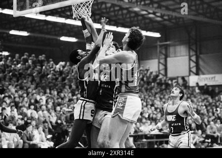 Partita di basket, Whizgle Dutch News: Immagini storiche pensate per il futuro. Esplora il passato dei Paesi Bassi con prospettive moderne attraverso le immagini delle agenzie olandesi. Colmare gli eventi di ieri con gli approfondimenti di domani. Intraprendi un viaggio senza tempo con storie che plasmano il nostro futuro. Foto Stock