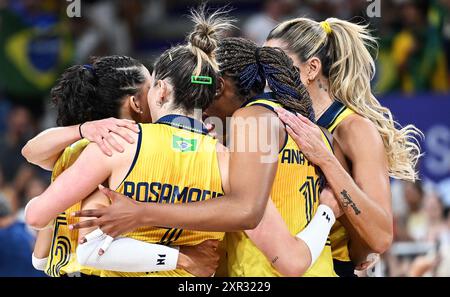 Parigi, Francia. 8 agosto 2024. Le giocatrici brasiliane reagiscono durante la semifinale femminile di pallavolo tra Brasile e Stati Uniti ai Giochi Olimpici di Parigi del 2024 a Parigi, in Francia, l'8 agosto 2024. Crediti: Liu Dawei/Xinhua/Alamy Live News Foto Stock