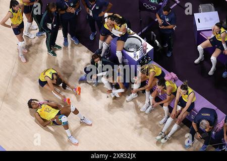 Parigi, Francia. 8 agosto 2024. Le giocatrici brasiliane reagiscono dopo la semifinale femminile di pallavolo tra Brasile e Stati Uniti ai Giochi Olimpici di Parigi del 2024 a Parigi, in Francia, l'8 agosto 2024. Crediti: Guo Yu/Xinhua/Alamy Live News Foto Stock