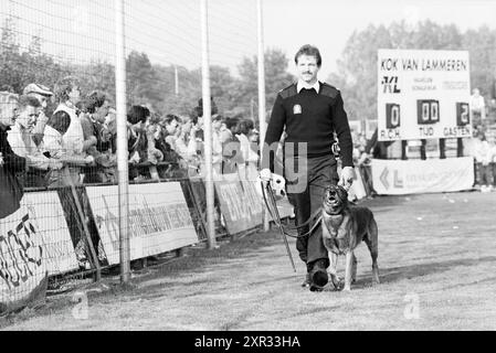 Crowds and Police at RCH, Football R.C.H., 02-10-1988, Whizgle Dutch News: Immagini storiche su misura per il futuro. Esplora il passato dei Paesi Bassi con prospettive moderne attraverso le immagini delle agenzie olandesi. Colmare gli eventi di ieri con gli approfondimenti di domani. Intraprendi un viaggio senza tempo con storie che plasmano il nostro futuro. Foto Stock