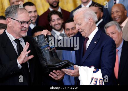 Washington, Stati Uniti. 8 agosto 2024. Al presidente Joe Biden vengono presentati un paio di stivali da cowboy e una maglia dei Texas Rangers per celebrare la stagione 2023 del campionato World Series nella East Room alla Casa Bianca di Washington l'8 agosto 2024. Foto di Yuri Gripas/UPI credito: UPI/Alamy Live News Foto Stock