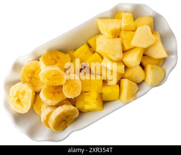 Cibo sano - banane a fette e ananas su un piatto Foto Stock