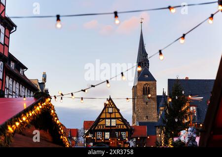 Affascinante Quedlinburg, antica piazza del mercato di Natale tedesco tradizionale, giostra nel centro città, luce e decorazione dell'albero di Natale. Natale e Capodanno Foto Stock