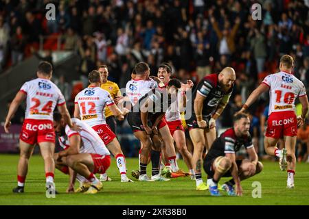 Moses Mbye di St. Helens celebra il suo drop goal nei tempi supplementari per vincere la partita del 21° turno di Betfred Super League St Helens vs Salford Red Devils al Totally Wicked Stadium, St Helens, Regno Unito, 8 agosto 2024 (foto di Craig Thomas/News Images) in, 8/8/2024. (Foto di Craig Thomas/News Images/Sipa USA) credito: SIPA USA/Alamy Live News Foto Stock