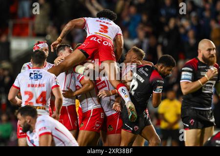 Moses Mbye di St. Helens celebra il suo drop goal nei tempi supplementari per vincere la partita del 21° turno di Betfred Super League St Helens vs Salford Red Devils al Totally Wicked Stadium, St Helens, Regno Unito, 8 agosto 2024 (foto di Craig Thomas/News Images) in, 8/8/2024. (Foto di Craig Thomas/News Images/Sipa USA) credito: SIPA USA/Alamy Live News Foto Stock