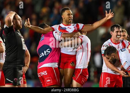 Moses Mbye di St. Helens celebra il suo drop goal nei tempi supplementari per vincere la partita del 21° turno di Betfred Super League St Helens vs Salford Red Devils al Totally Wicked Stadium, St Helens, Regno Unito, 8 agosto 2024 (foto di Craig Thomas/News Images) in, 8/8/2024. (Foto di Craig Thomas/News Images/Sipa USA) credito: SIPA USA/Alamy Live News Foto Stock